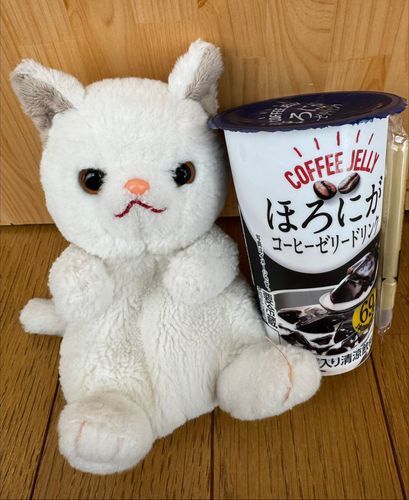 やっほー！つくねだよ！
今日のおやつはコレ！
ゴク…ゴク……
本当にほろにがだ♪
でもゼリーの甘さもあって美味しい😋