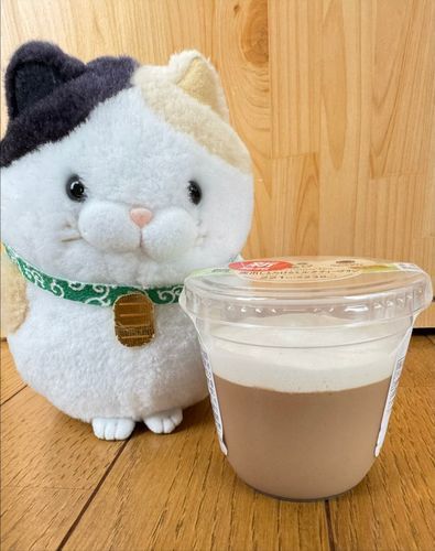 今日のおやつはコレにゃ！
窯出しとろけるミルクティープリン♪
すごいにゃ！本当に紅茶の味がするニャン♪
下のプリンだけ食べると微かにほろ苦さもあるけど甘さもちゃんとあるニャ！
上のホイップクリームと合わせて食べると🩷
う〜ん🩷甘さ倍増のミルクティーにゃん🩷