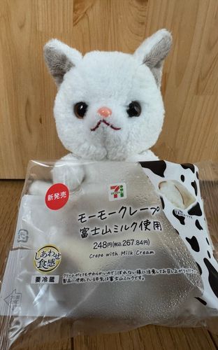 やっほー！つくねだよ！
今日のおやつはコレ！
モーモークレープ♪
生地が牛さん柄なの♪
甘い生地とチョコの生地で
すごい美味しいの♪