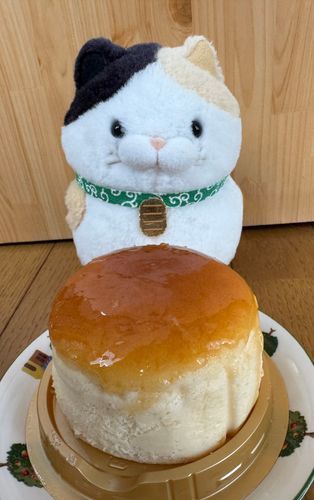 今日のおやつはこれニャ！
カマンベールチーズスフレ♪
しっとりふんわりでチーズの風味もするのニャ♪
見た目は大きいけど、食べ始めたら
止まらニャいニャ♪
ペロっと食べちゃったニャ♪