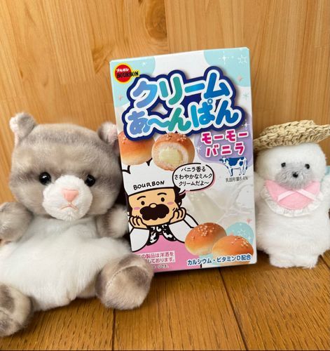アメです！
今日のおやつはコレなのです！
モーモーバニラ味のクリームあんぱん♪
いつものチョコもいいけど
バニラクリームも甘くて美味しいのです😋
