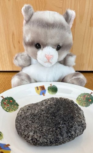 アメです！
今日のおやつはお盆という事で
おはぎなのです！

え？このおはぎは【みなごろし】なのですか？
こ…怖くて食べれません💦

え？
方言でお米のすり潰し具合の事を
【はんごろし】と【みなごろし】というのですね
なるほど勉強になります✏️🗒️
意味がわかって安心しました😮‍💨
