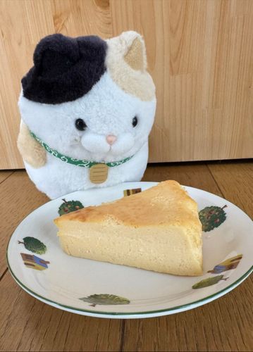 今日のおやつはコレにゃ！
バスクチーズケーキ♪
カフェでテイクアウトしたやつニャン♪
見た目も美味しそうで
サイズも大きいニャン♪
味も濃厚♪
これはおかわりしたくニャっちゃうニャン♪