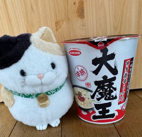 今日のお昼はこれニャ！
激辛ペーストもしっかり入れたニャン
モグモグ…
ほとんど辛くニャかったけど
あとからキたニャン（泣）
口の中ヒリヒリ🔥
体温まってきたニャ…🔥
これはまさしく激辛ニャ！
辛味とか苦手ニャ人は
付属の激辛ペースト入れニャければ普通に食べれると思うニャン♪
