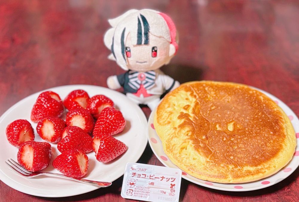 本日のおやつはいちごとホットケーキでございます🍓🥞