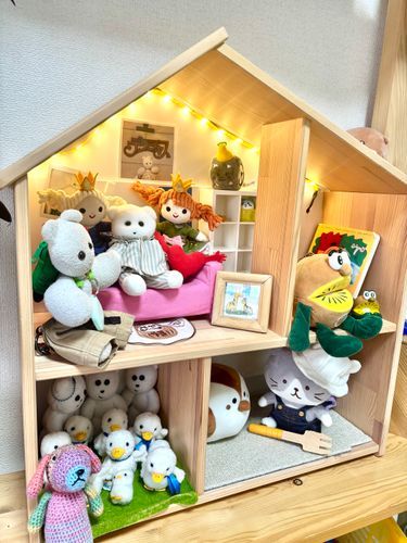 今日はくまきちの家を紹介するや。
いろんな子とシェアハウスしてるんだや。
ソファに座ってるのは、弟分の“ベヤきち”だや🧸いつもパジャマだや
