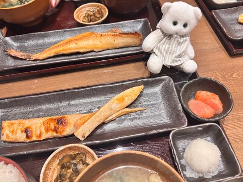 ベヤ吉だよー
今日のランチは
しんぱち食堂
ハラスの定食1000えんくらい
明太子もつけちゃった
ごはん進みすぎるね〜🍚