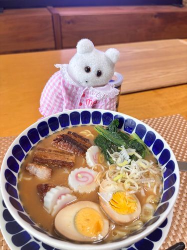 ごきげんや〜
くまきちのきょうだいの「実家のくまきち」だや〜
今日は、うちのばあばにラーメンを作ってもらったや〜
マルちゃん製麺だや〜
あっちのくまきちは、家では「素ラーメン」しか出てこないって言ってたや〜
ｶﾜｲｿｯ

ｽﾞﾙｽﾞﾙ