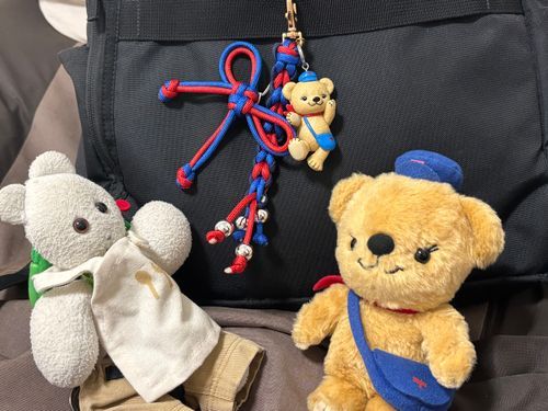 やっほーくまきちだや
いつもお届け物をしてくれる、「ポストくまきち」のためにパラコードチャームを作ったんだや〜
結構かわいくできたんじゃないかな？
📮🧸💌「わーすごい。くまきち、ありがとう。だいじにするね！」