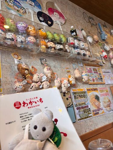 ちいかわ好きの店主さんがやってるらーめんやさんに潜入！
「わかいち」ってなまえ、うしろから読むと…