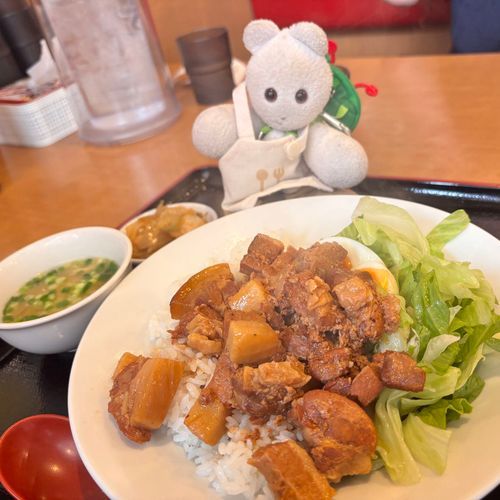 ルーローハンを頼んだや
「もぐもぐ食べ歩きくま」でナガノさんが食べてるの読んでから、ルーローハンが好きなんだや〜
