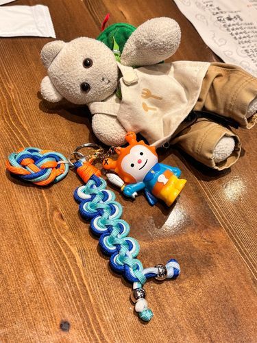 ホヤぼーやのチャームを作ってみたや。気仙沼の波をイメ〜ジしたんだけど…
パラコードけちったから、うまくできなかった
こんどリベンジしたいﾔ！