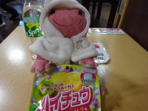 ぼくねこないだマルエツにいってね、ハイチュウとスプライト買ってもらったんだ〜
すごく美味しくてねもう一個買ってって言ったんだけど、今日はもうダメ！！っておこられちゃった、、、