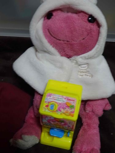 みんな〜このお菓子しってる？
あのね！ちっちゃいガチャガチャのなかにジューシーカラーボールっていうおかしがはいっててすごくおいしいんだよ！