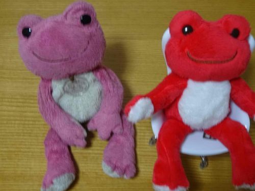 今日ね僕のイスを買ってもらったの〜
あれでもなんでリンゴちゃんが座ってるんだろ？お姉ちゃーんこのイス僕のだよねー？