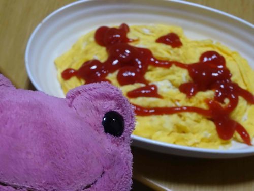 今日ね〜オムライスを食べたんだ〜
ケチャップでかいてあるのはねこかな？
とっても美味しかったよ♪