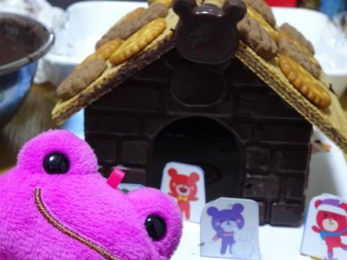 これが出来上がったお菓子の家だよ〜
難しかったけど楽しく作れたよ〜でもねお菓子の家経験者のお姉ちゃんいわくこれを食べるのが一番大変らしい、、、