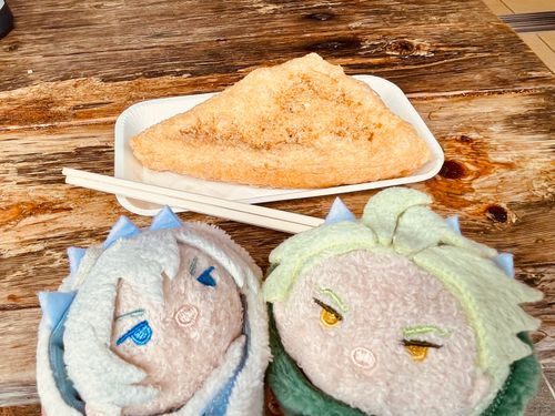 三角定規のような形の油揚げだ！
人間はお土産用も買っていたぞ。