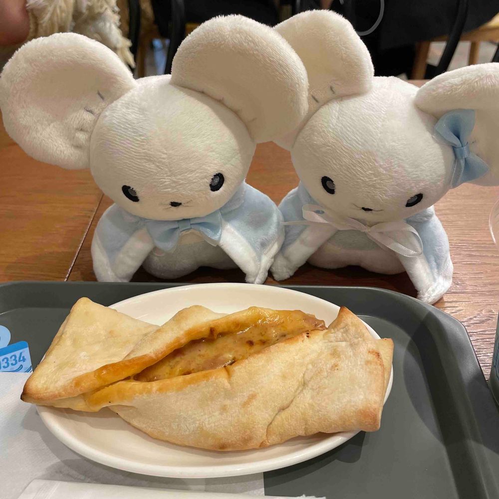 プロントのポケモンコラボ行ってきたよ🍹
チルタリスのドリンクにマシュマロが入ってるときいて注文してみた！

🐭マシュマロだって！
🐭マシュとマロが入ってるね！
