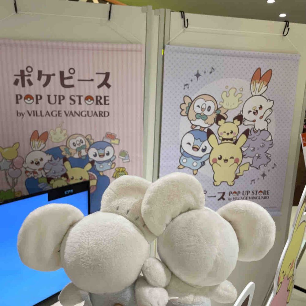 🐭昨日はトレーナーがいつもお世話になってる方が車でポケモンセンターまで乗せてってくれたの

🐭お昼ご飯はトレーナーの大好きなお店(チーズ&ドリア)でご飯食べて、ポケピースのポップアップショップも行けたの

🐭まだまだ電車移動は出来ないから車で乗せてってもらえて嬉しいってトレーナー喜んでた！

🐭楽しかったねぇ！