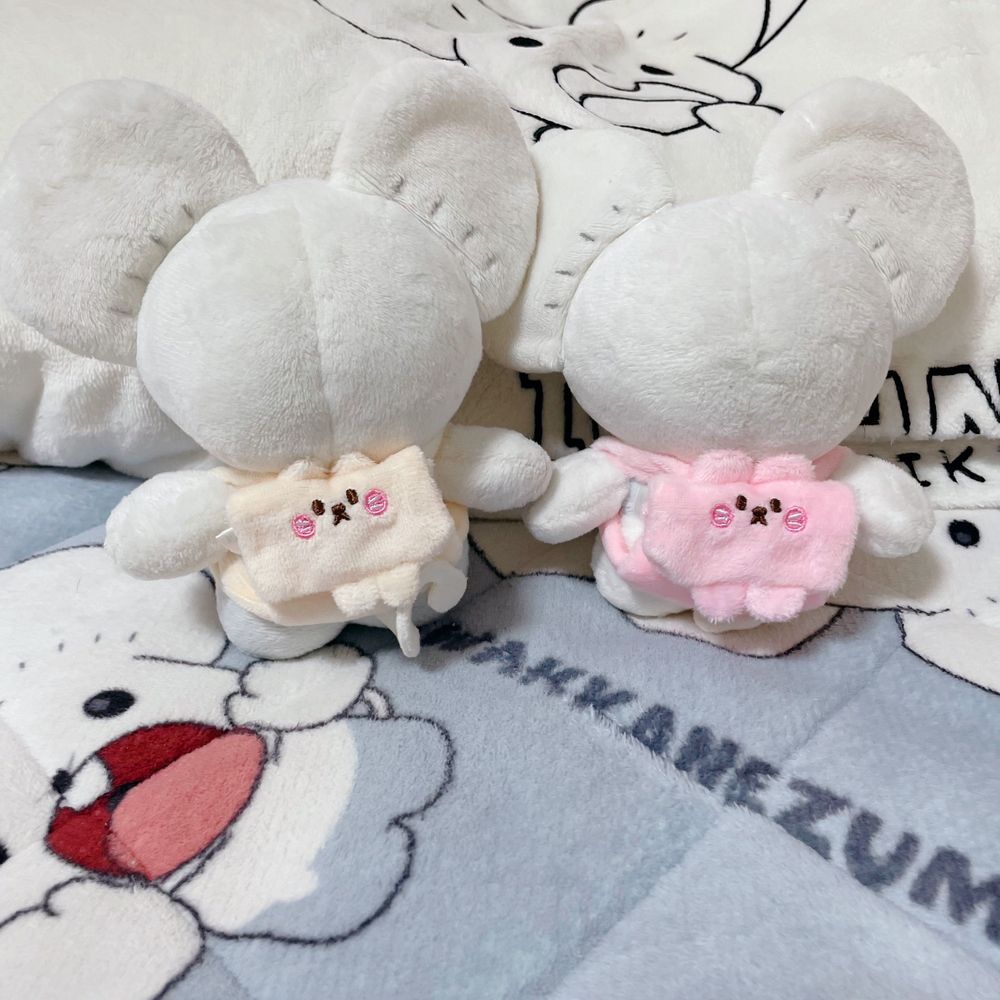 キャンドゥのぬい用リュック🎒

🐭マシュはネコさん
🐭マロはウサギさん

チロルチョコ１個入るくらいの大きさで可愛いよ👱‍♀️🤍🩵

