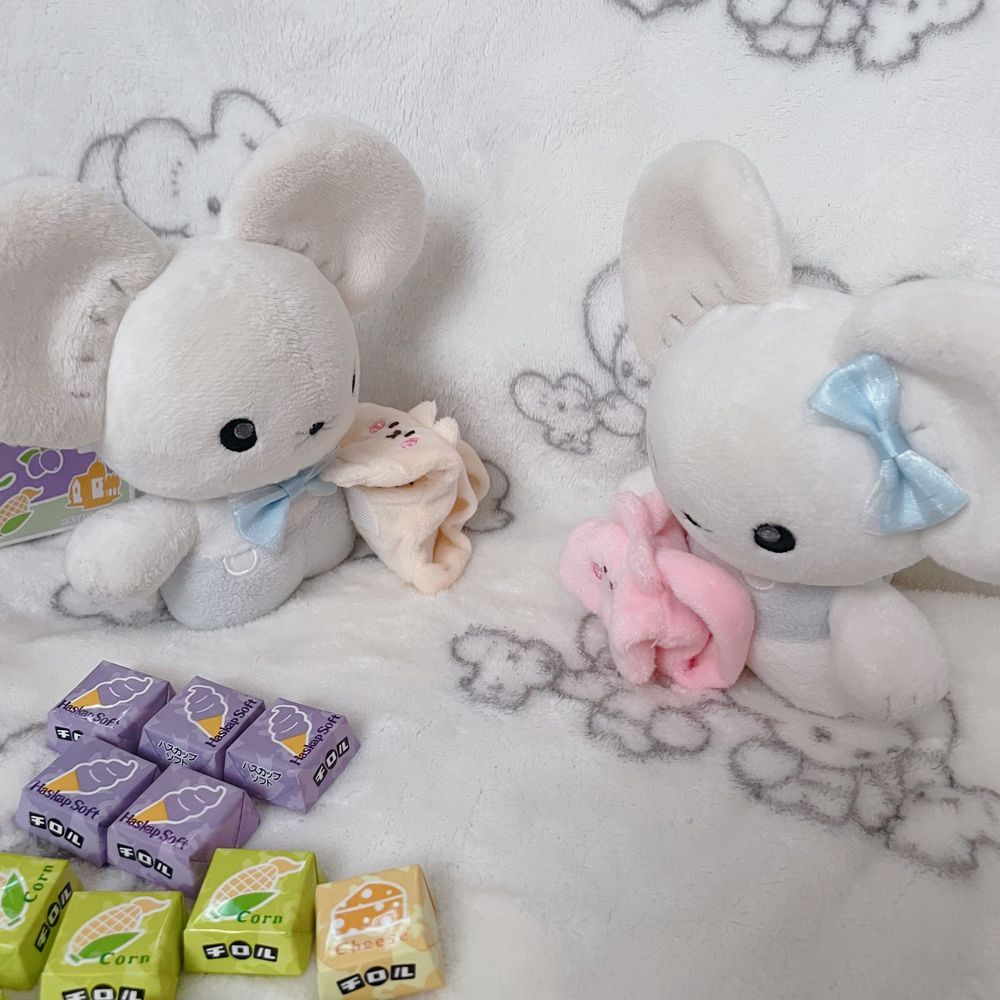 👱‍♀️北海道チロルチョコ見つけたよー！

🐭チーズ…！
🐭トレーナーに内緒！いまのうち！🎒

👱‍♀️あれ…？チーズだけ少なくない？
🐭ほんとだね？！
🐭なんでだろ？！


