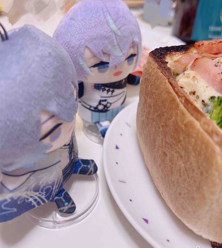 こやなぎくん おおきな れんが ですよ
でかいな
なかに ぐらたん が はいってる みたいです
じゃあ れんが じゃないかも