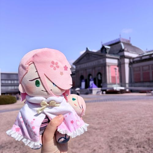 これは2月に京都国立博物館さんで開催された「縁を結ぶかたな」に訪れた際に主に撮ってもらったお写真です🌸
おもちの僕もなんだか楽しそうじゃありませんか？