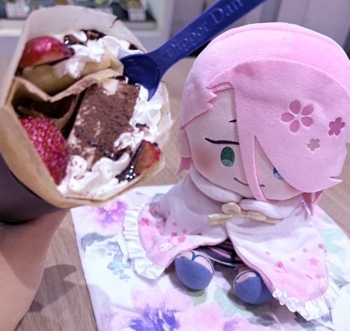 コラボの時に食べたクレープです。
実は、前に並んでいた人で特典のカードがなくなってしまって…(´･ω･`)
今日は通常メニューから選びましょうか、と主が選んでくれました🌸

そしてしょんぼり、な僕……