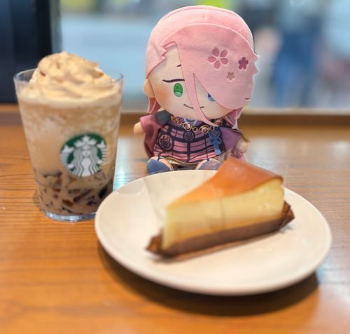期間が空いてしまいましたね💦
先日主とスターバックスさんに行った時のお写真です苦くて甘いコーヒーゼリーのフラペチーノと、さっぱりチーズケーキをいただきました🌸