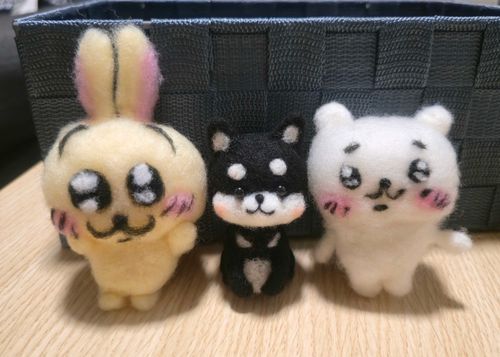 うさぎ(？)→初めての羊毛フェルト
ちいかわ(？？)→2回目の羊毛フェルト
柴犬→3回目の羊毛フェルト

うさぎはポプテピピック、ちいかわはおじさんというあだ名が付いてしまいました