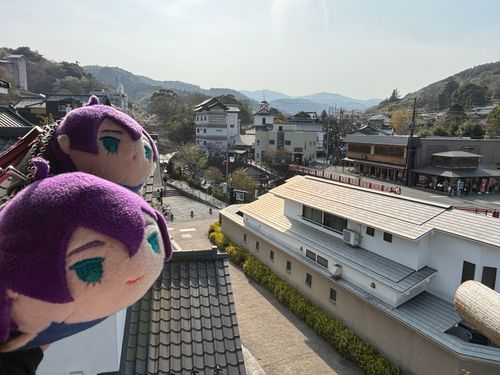 ぎょうくうろう というなまえの ぼうろう 
こちらは じゆうにはいれるよ 
 
むこうに とっこのゆが あるね