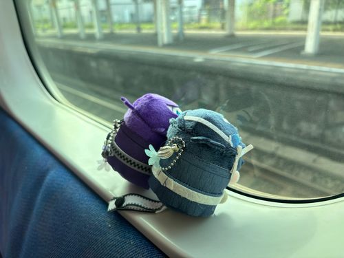 きょうは いつものぼくは おるすばんだよ 
みかづきどのと いっしょだよ 
 
あるじが かざりをつけてくれだぞ
