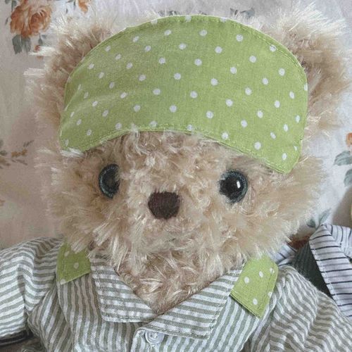 はじめまして！
ぼくの名前はチャイ、
ちょっぴり人見知りなクマの男の子だよ🧸
すきなことは、お出かけをすること🚗³₃
さいきんは、アイマスクを付けて寝ている時間もおきにいりなんだ🛌