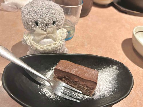 ごはんやさん　きてみた。
これは　ケーキ。　チョコらしい。
あるじは　この　スイーツ　が　すきなんだって