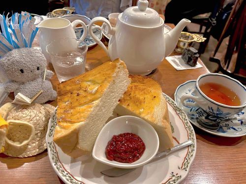 きょう　わ　あるじが　だいすきな　かふぇめぐり　の日。
これは　トースト　ふむふむ。　
早速　ノートに　メモメモ✍️
トースト　の　後には　あるじの好きな　ちょこけーき　出てきてた。　