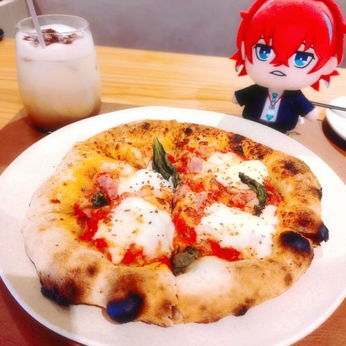 今日はお気に入りのカフェでランチだよ、どぽぬい。
焼きたてのマルゲリータとチョコがほんのり香るカフェモカ。