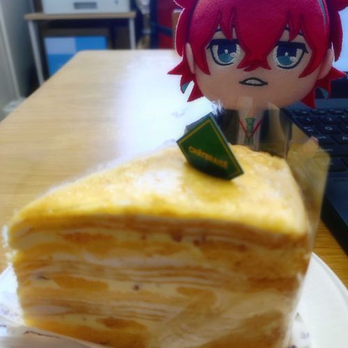 どぽぬいも大好きなミルクレープをいただいたよ！
作業の合間にもぐもぐした。