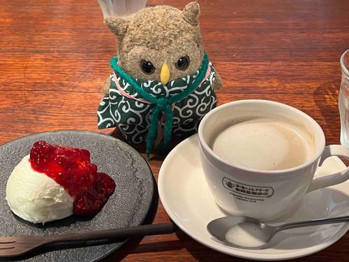 チーズケーキ(ラズベリーソース)とカフェラテ☕︎