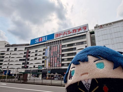 ふしぎな ふしぎな いけぶくろだ！
ヨドバシが きょう オープンだって いうから よってみたぞ。
しなぞろえが すごい らしいけど、マジホイの プラモは あるだろうか・・・ワクワク
