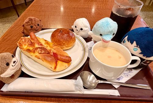 タカセの ランチセットだ！
イルカ、そんなに のりだしたら あぶないぞ！
みんなも ちゃんと いただきますしてから・・・ああ、もう！
いただきます！！！