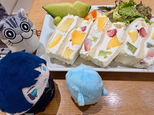 リーベルの フルーツサンドだ！
やさいも くだものも たべられるから ゆうとうせいっぽい きがするぞ。
それじゃあ、みんなで いっしょに
いただきます！！