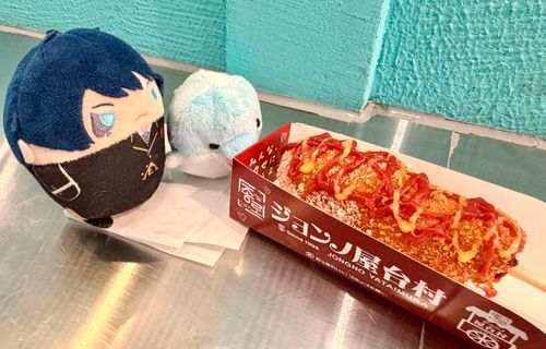 ハットグだ！
とろ～りチーズと ジューシーソーセージが どっちも はいってるから、にばい おいしいぞ！
でも、やけど しないように ちゅうい しないとな！
いただきます！！