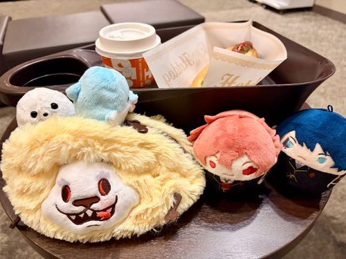 えいがの おともに ホットドッグだ！
きょうの モモンガは きいろいすがただ。オープニングに でているからな、みんなで おうえんだ！
(ふつうの じょうえいだから、こころのなかで、な！)