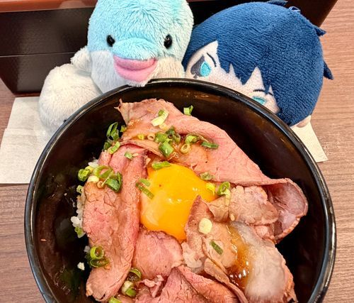 ジョナサンの ちいさな ローストビーフごはん・・・お、おもい・・・。
イルカ、ステイだぞ。みんなで なかよく たべような！な！！
