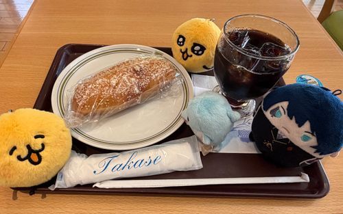 さくさくの カレーパンと アイスコーヒーを いただいたぞ。
みんなで たべると にぎやかで たのしいよな！
