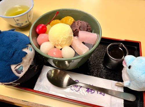 あさくさの うめぞの の クリームしらたまあんみつだ！！
ほんとは かっぱばしの どうぐまつりに いったんだけど、すごく、すごい ひとだった・・・。やっぱり、セールは ひとが おおいな・・・。
しっかりたべて、げんきつけような！！