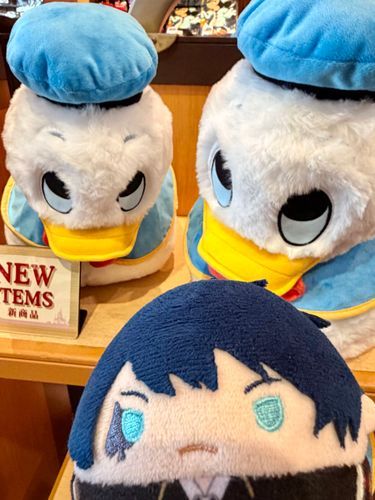 ドナルドグッズ、きょうから はんばいだ！！
ボンボも すごく にぎわってるぞ！！