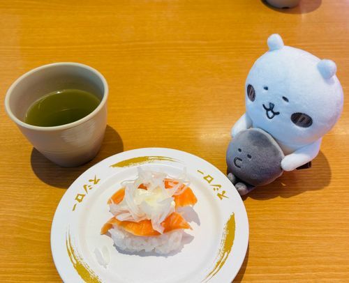 くま　、ぬいに🍣を見せる