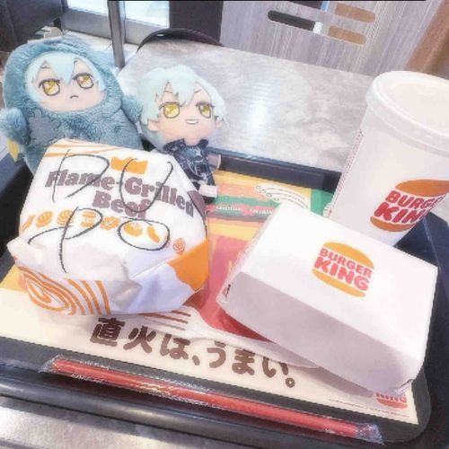 こんな大きいハンバーガーはる初めてみた！もうひとりのはるもびっくりしてるよ！